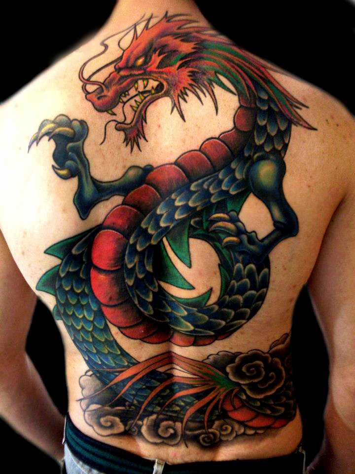 Uma grande tatuagem nas costas de um cara em forma de dragão