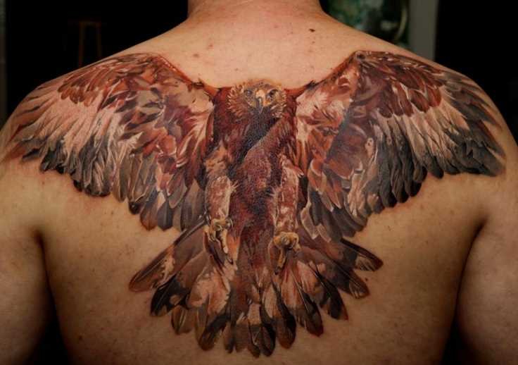 Uma grande tatuagem nas costas do cara - coroa