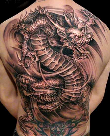 Uma grande tatuagem nas costas do cara em forma de dragão