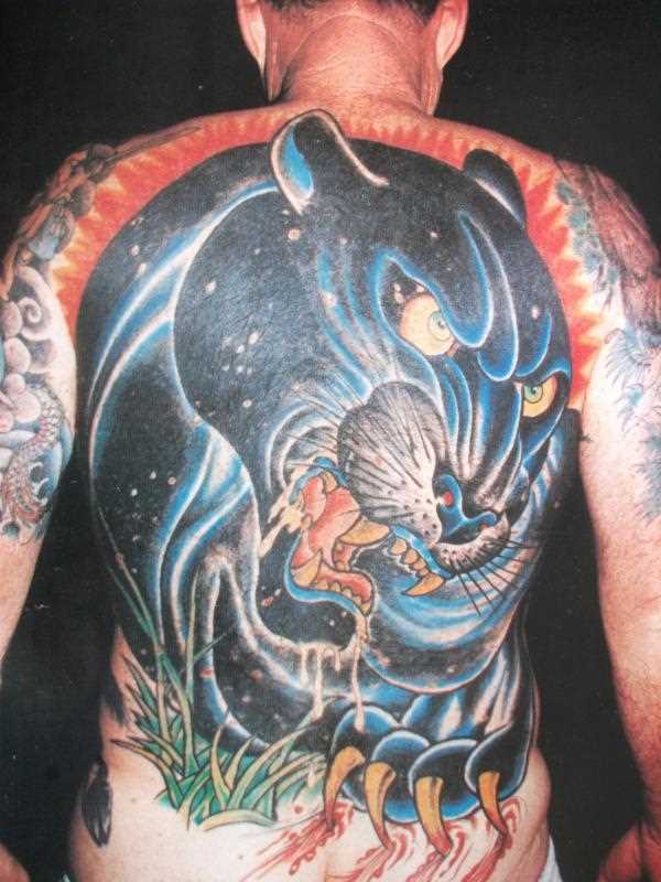 Uma grande tatuagem nas costas do cara - pantera