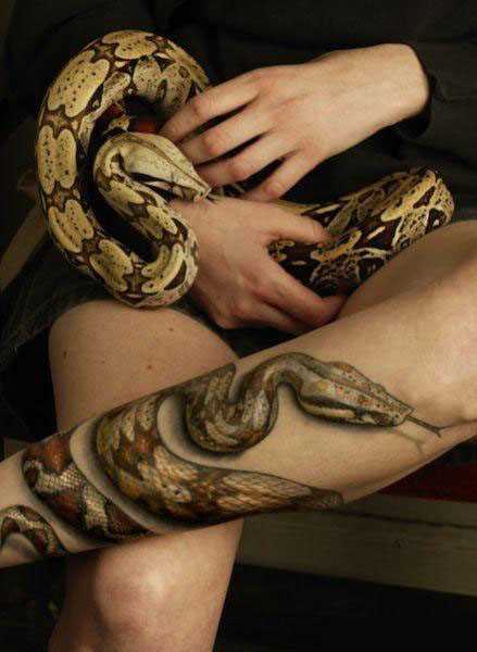 Uma imagem realista de cobra na perna da menina - 3d tatuagem