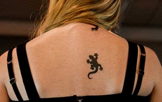Uma pequena tatuagem blade a menina em forma de lagarto