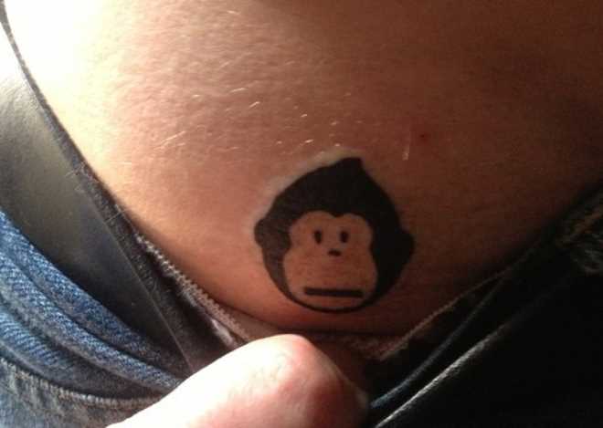 Uma pequena tatuagem na barriga da menina - macaco