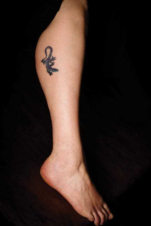 Uma pequena tatuagem na perna da menina - salamandra
