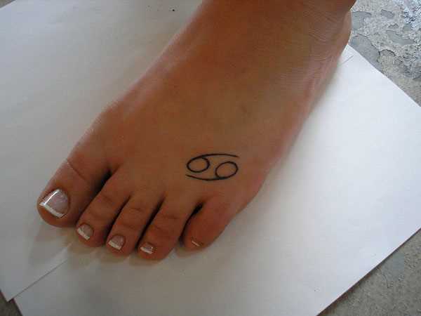 Uma pequena tatuagem no pé da menina - signo de câncer