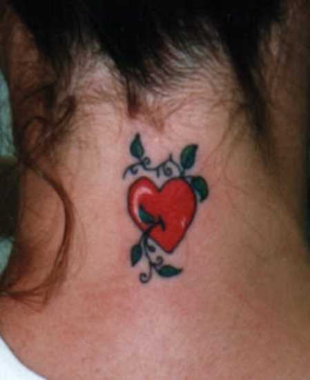 Uma pequena tatuagem no pescoço da menina - coração e um raminho de