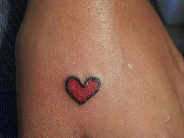 Uma pequena tatuagem no pincel meninas - coração