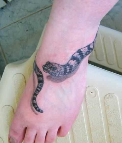 Uma tatuagem em forma de cobra t a menina