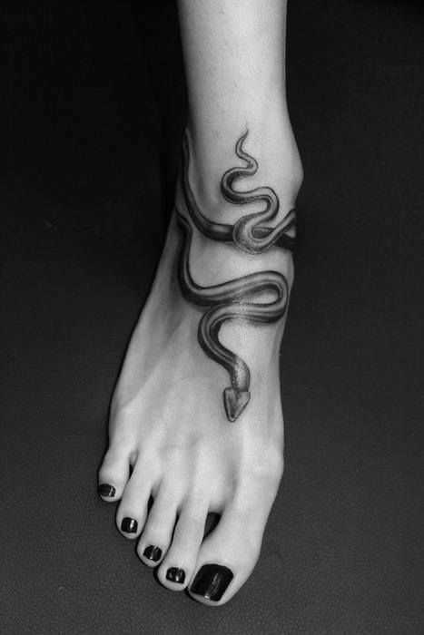Uma tatuagem em forma de cobra t menina