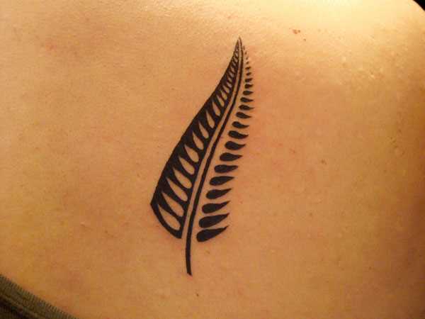 Uma tatuagem em forma de folha de blade menina
