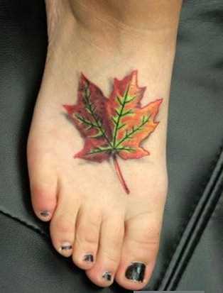 Uma tatuagem em forma de folha na planta do pé da menina