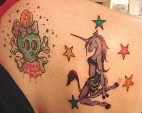 Uma tatuagem em forma de menina-um unicórnio no ombro da menina