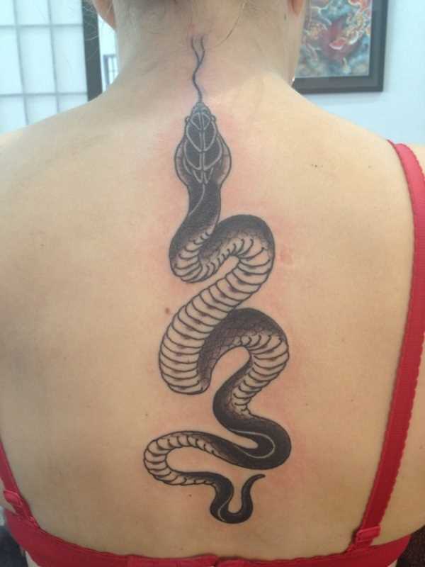 Uma tatuagem em forma de serpente na espinha, as meninas