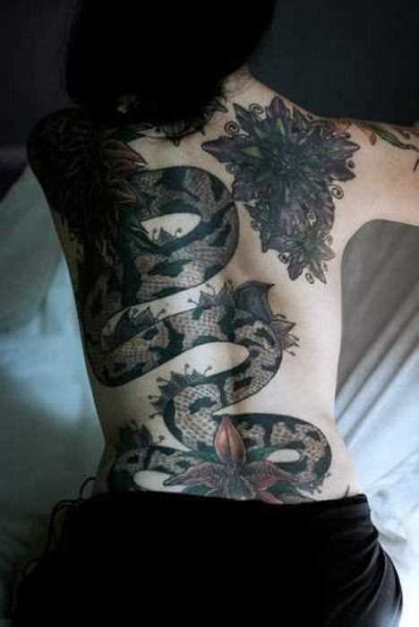 Uma tatuagem em forma de serpente na parte de trás da menina