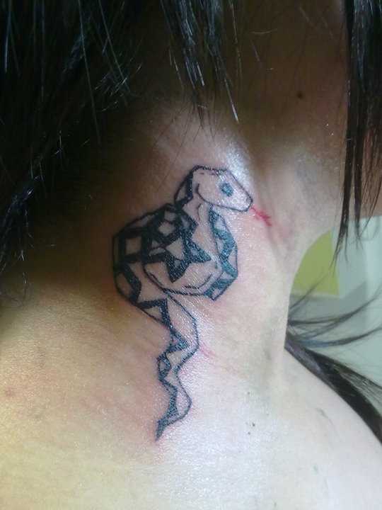 Uma tatuagem em forma de uma cobra em volta do pescoço da menina