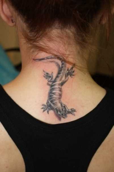 Uma tatuagem que a menina da coluna vertebral, em forma de lagarto