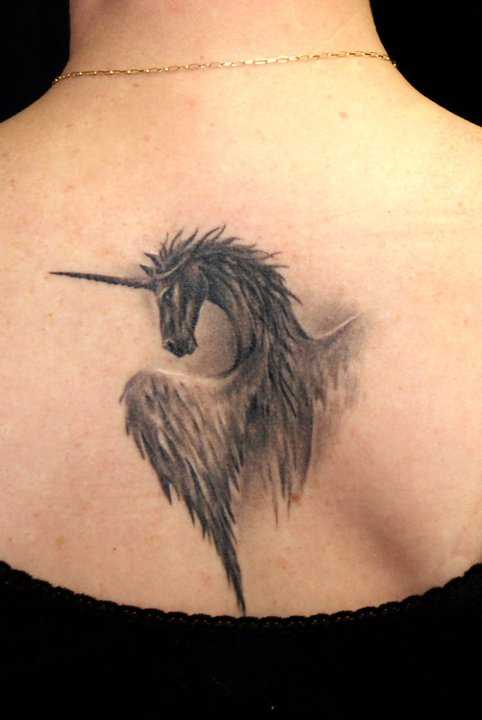 Uma tatuagem que a menina da coluna vertebral - unicórnio com asas