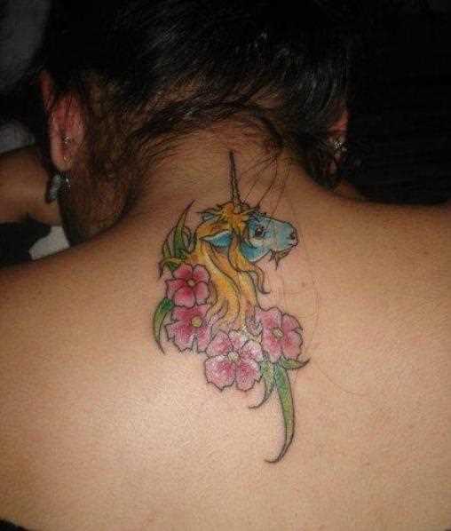 Uma tatuagem que a menina da coluna vertebral - unicórnio com flores