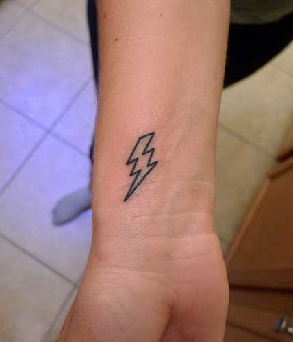 Uma tatuagem que a menina em seu pulso - relâmpago
