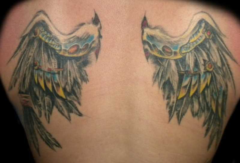 Uma tatuagem que a menina nas costas - asas