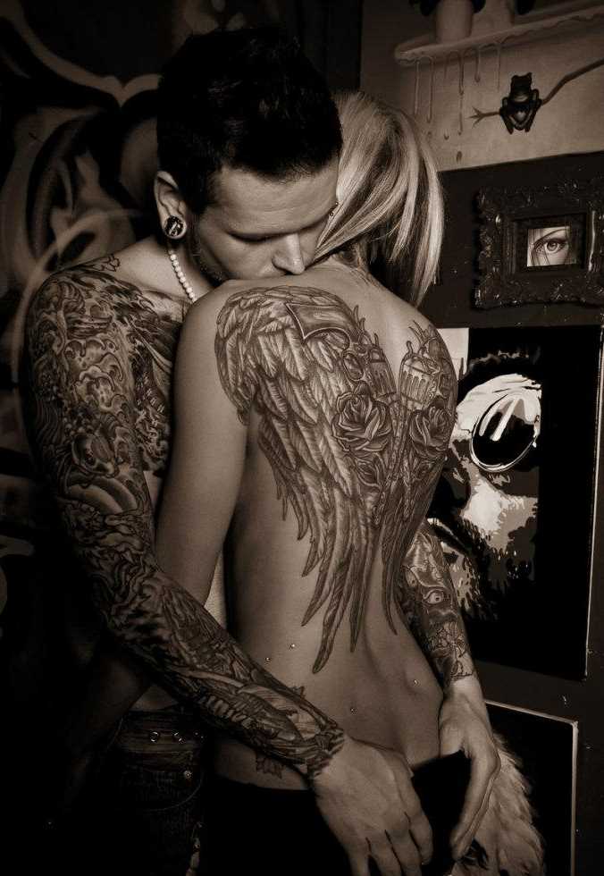 Uma tatuagem que a menina nas costas com a imagem de asas