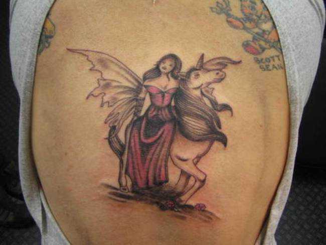 Uma tatuagem que a menina nas costas - o unicórnio e a fada