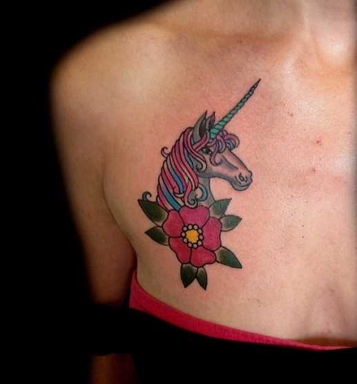 Uma tatuagem que a menina no peito - de unicórnio e a flor