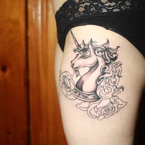 Uma tatuagem que a menina nos quadris em forma de unicórnio