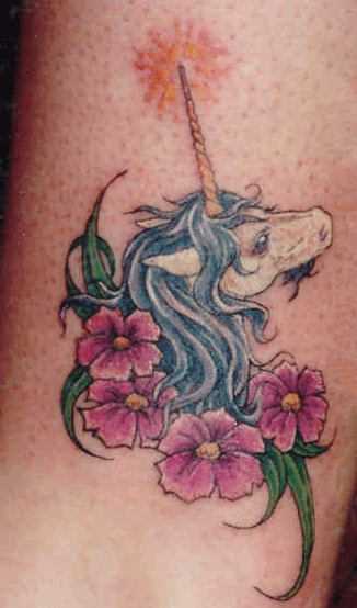 Uma tatuagem que a menina sobre a perna - unicórnio e flores