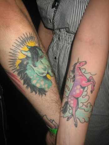 Uma tatuagem que o rapaz e a menina no antebraço - unicórnios