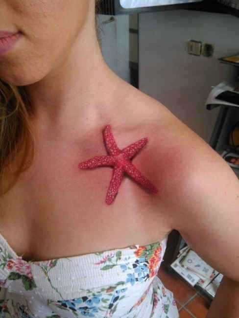 Vermelho tatuagem de estrela do mar na clavícula menina