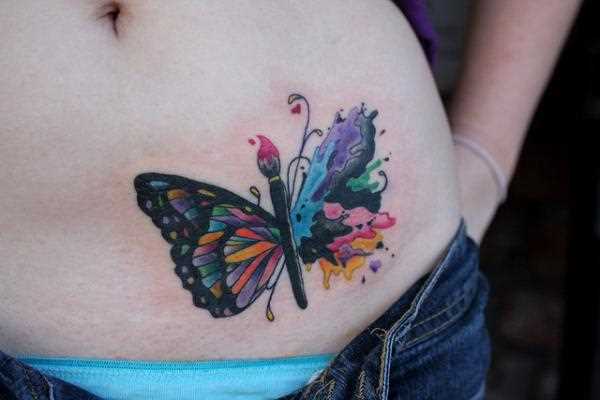 Tatuagem na barriga da menina - borboleta