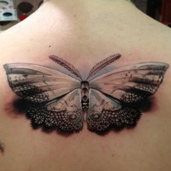 Tatuagem na parte de trás da menina - borboleta