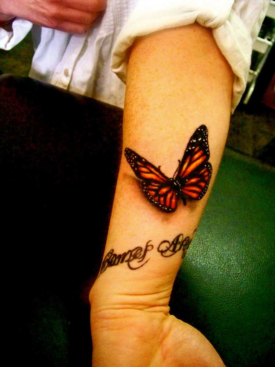 Tatuagem no antebraço da menina - borboleta