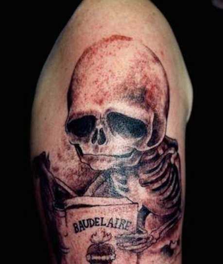 Tatuagem no ombro de um cara - esqueleto