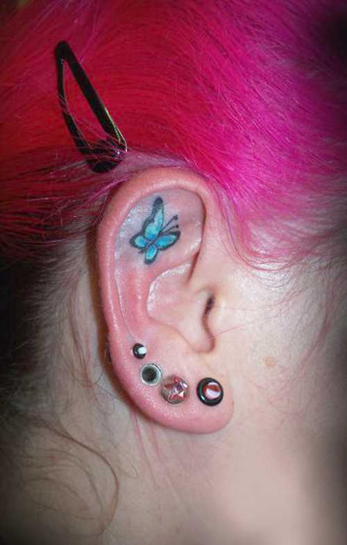 Tatuagem no ouvido da menina - borboleta