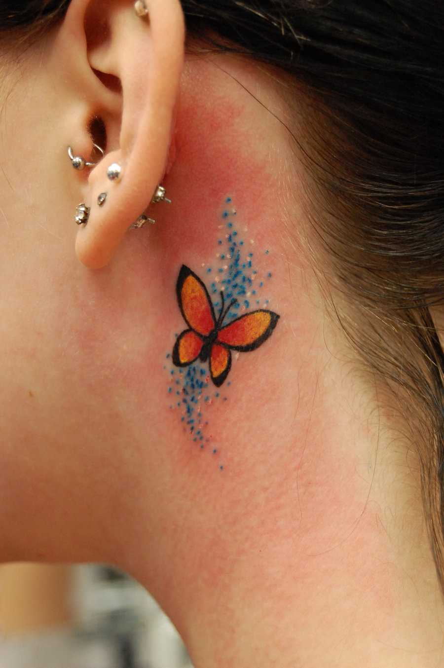 Tatuagem no pescoço da menina - borboleta