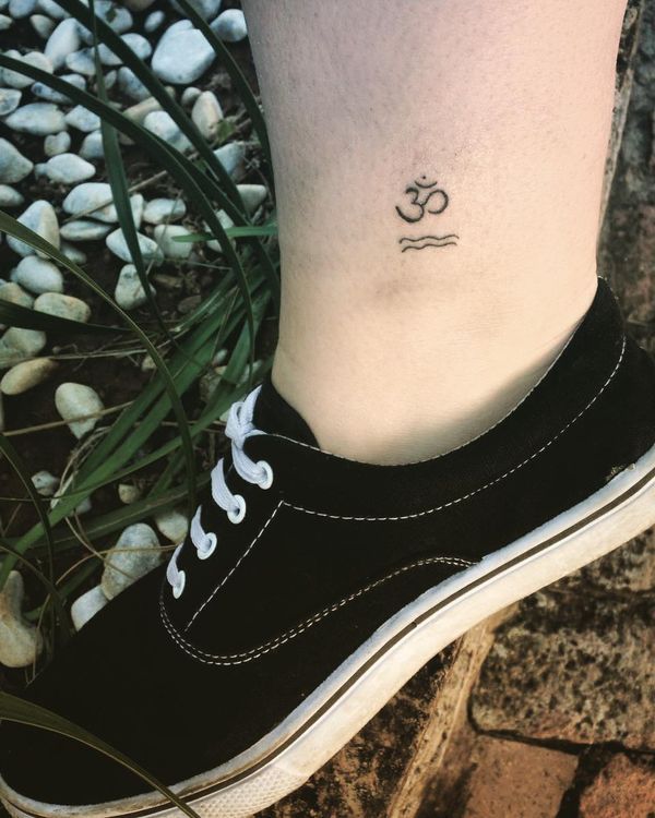 Idéia poderosa de tatuagem do símbolo do horóscopo Om e Aquário no tornozelo para homens