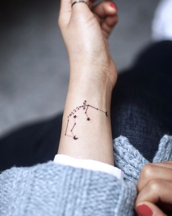 Pequena tatuagem feminina Aquarius convida reflexão
