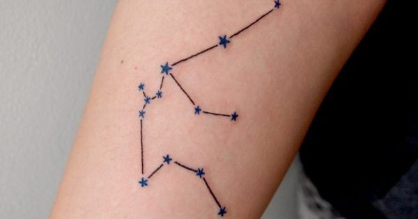 Tatuagem Snazzy Aquarius Constellation com estrelas azuis