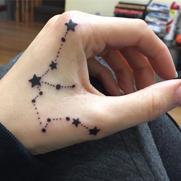 Tatuagem catchy Aquarius Star constelação à mão para mulheres