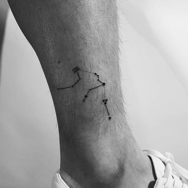 Tatuagem minimalista minimalista de constelação de Aquário no tornozelo