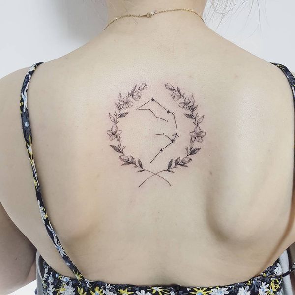 Tatuagem romântica e sexy da constelação de Aquário