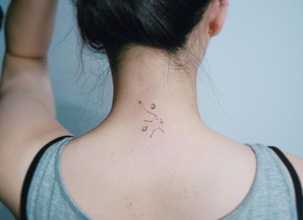Tatuagem simples simples constelação Aquarius pescoço para senhoras