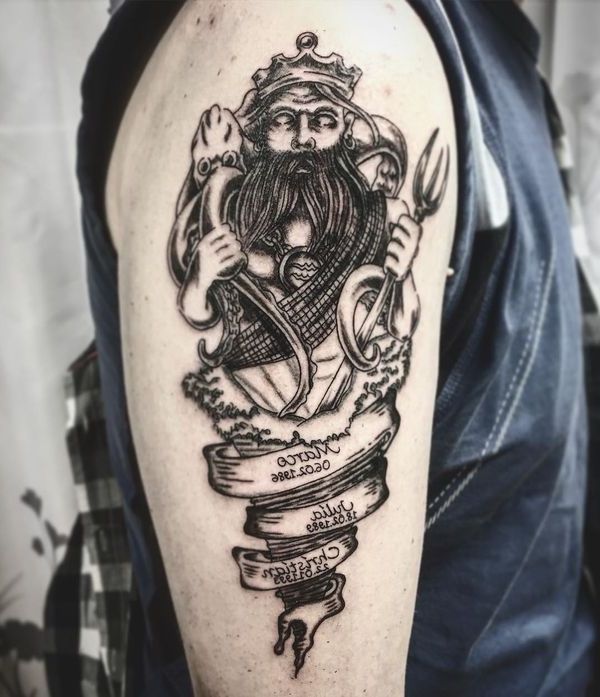 O Poseidon perfeito com tatuagem no ombro de Aquário