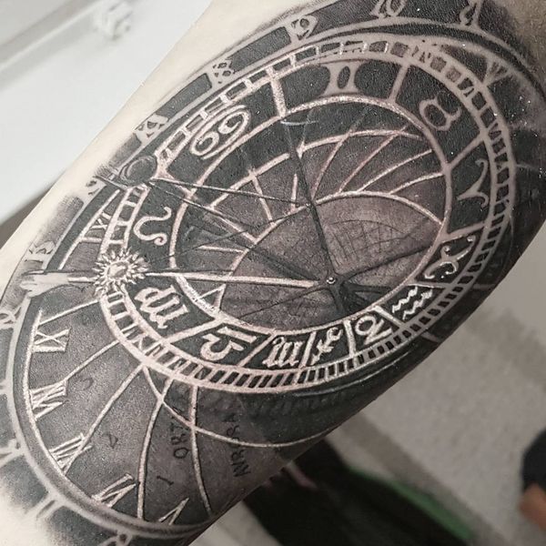 Tatuagem de manga brilhante aquário com relógio de sol e todos os outros signos do zodíaco