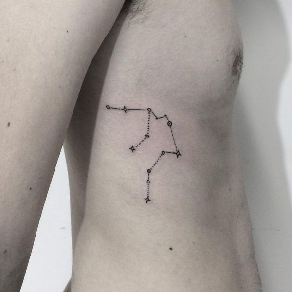 Tattoo de constelação de estrela misteriosa Aquário nas costelas para homens