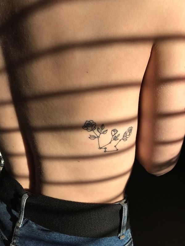 Tatuagem de flor elegante Aquarius nas costas para senhoras