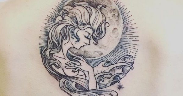 Linha agradável da tatuagem da menina do Aquário na parte traseira