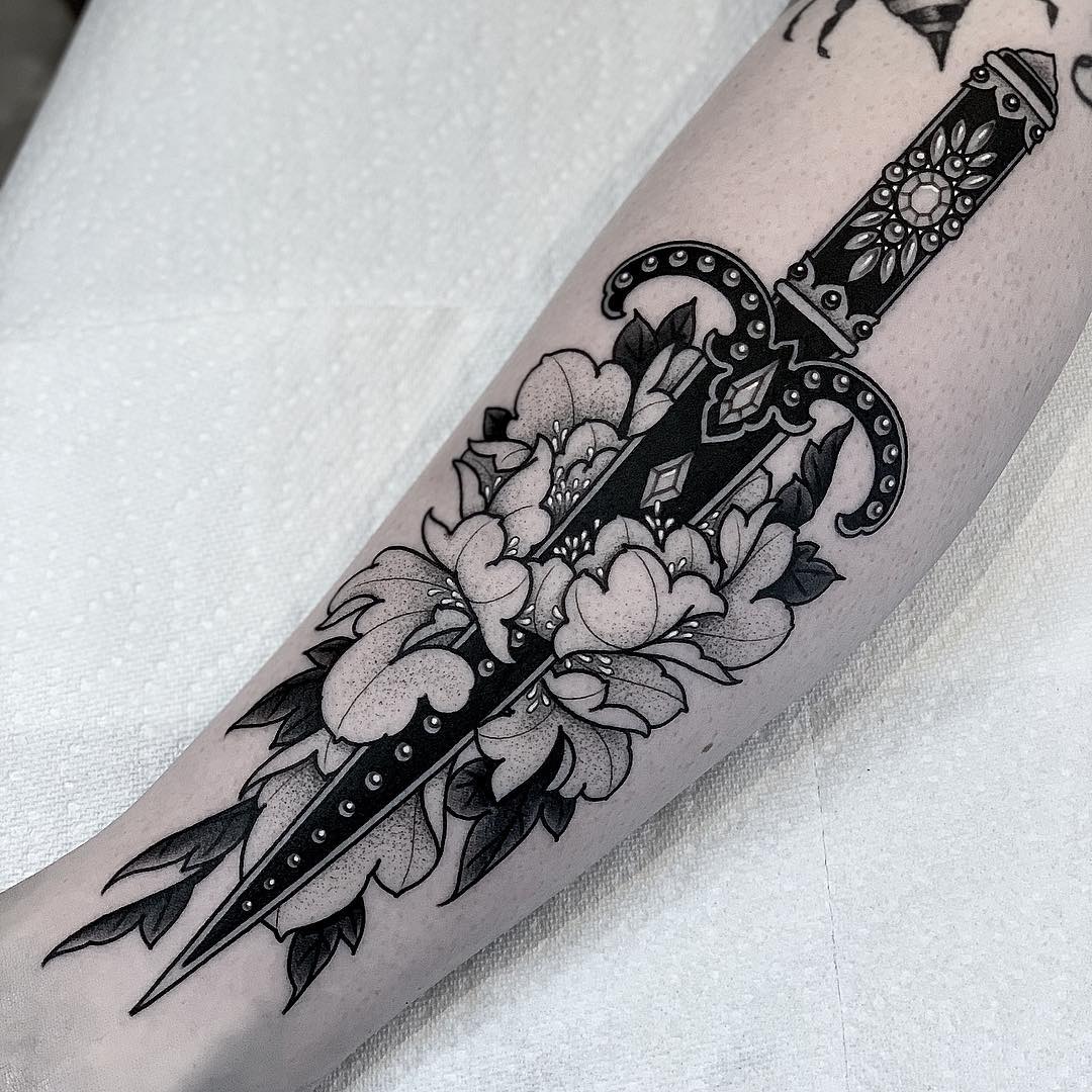 Tatuagem de adaga No braço